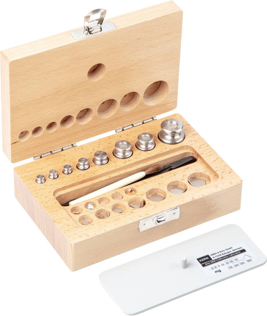 Holzkasten mit geöffnetem Deckel, enthält Metallscheiben verschiedener Größen, eine Pinzette und eine kleine Waage.
