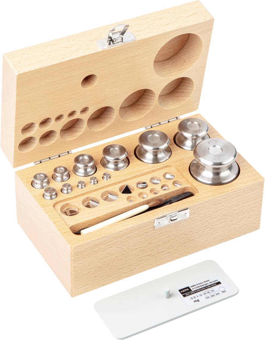 Holzkasten mit Präzisionsgewichten und Zubehör für Kalibrierzwecke, inklusive kleiner Waage.