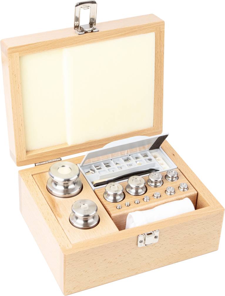 Eine geöffnete Holzkiste enthält ein Set von Metallgewichten in verschiedenen Größen, mit einem Deckel aus Schaumstoff, für präzises Messen.