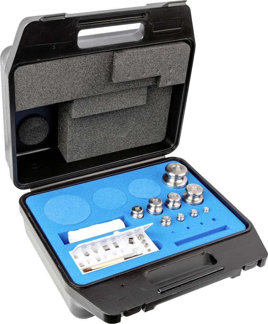 Ein offener schwarzer Koffer mit blauer Schaumstoffeinlage, die verschiedene Metallgewichte und Zubehör für Präzisionsmessung enthält.