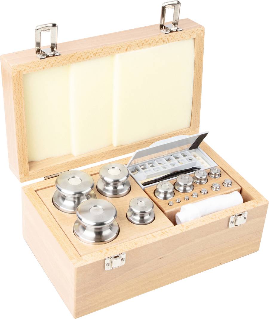 Holzkiste mit offenem Deckel, enthaltend verschiedene metallische Gewichte unterschiedlicher Größe und Form, zur Gewichtsbestimmung.