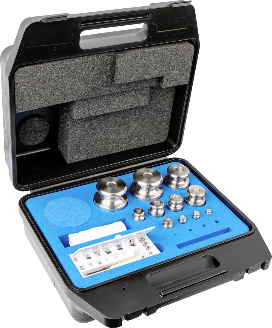 Ein offener schwarzer Koffer mit blauem Inlay enthält mehrere verchromte Gewichtsstücke unterschiedlicher Größe und Form.