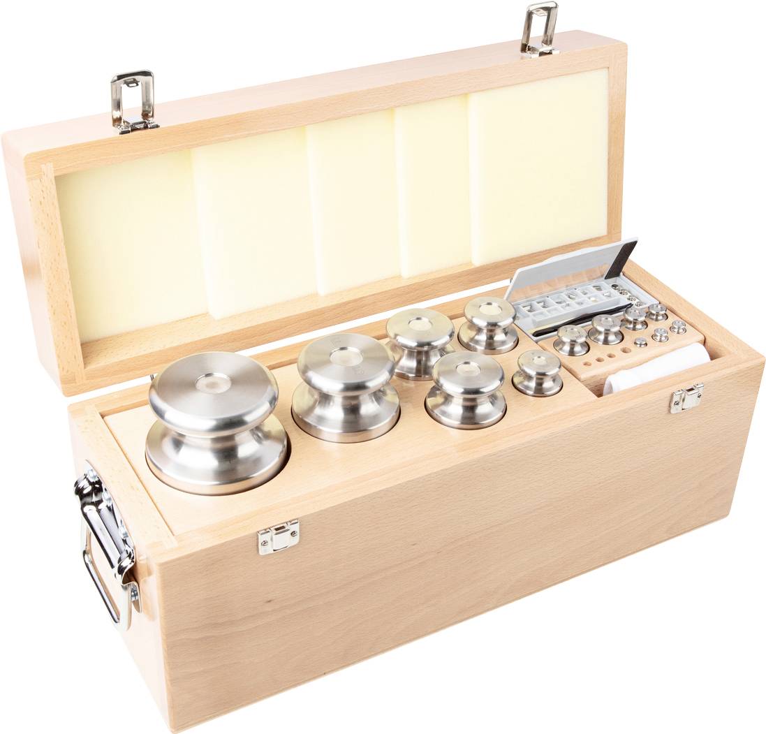 Holzkiste mit offenem Deckel zeigt ein Set präziser Metallgewichte auf Schaumstoffeinlage. Ideal für Kalibrierung und Labornutzung.