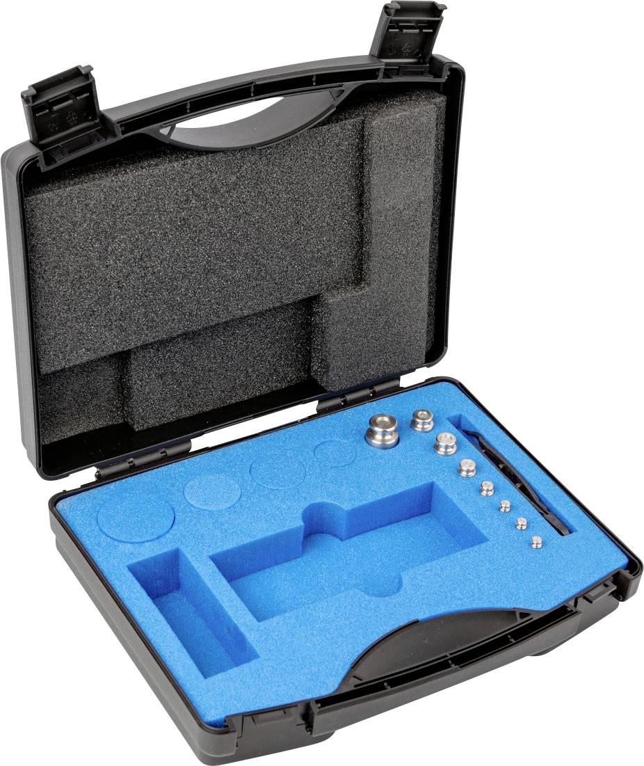 Ein offener schwarzer Koffer mit blauer Schaumstoffeinlage zeigt mehrere entnommene Metallkalibriergewichte in verschiedenen Größen.