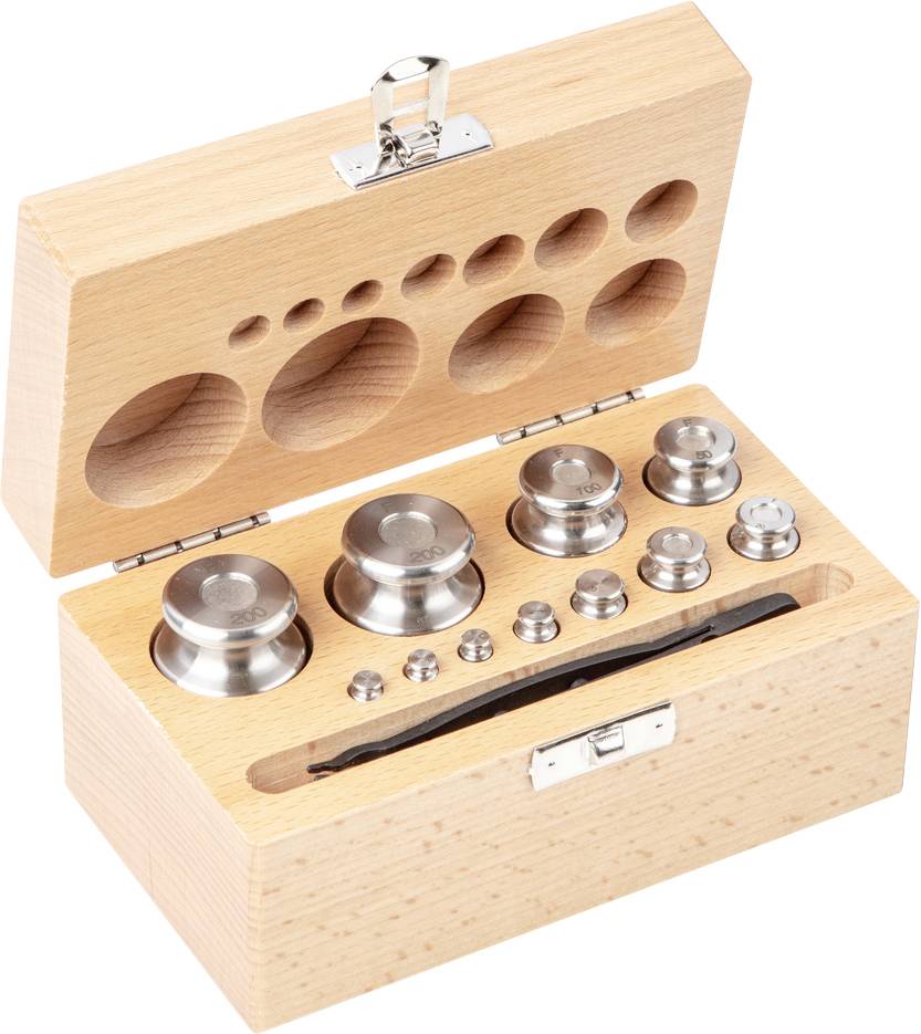 Holzkiste mit offenem Deckel; innen sind verschiedene Metallgewichte und eine Pinzette zu sehen, die präzises Wiegen ermöglichen.