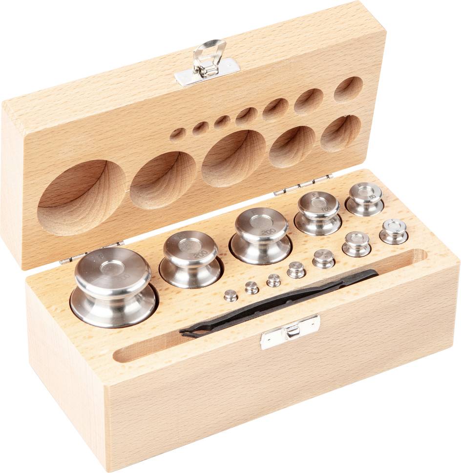 Ein Holz-Etui mit verschiedenen metallischen Gewichten und einer Pinzette. Die Gewichte haben unterschiedliche Größen und Formen.