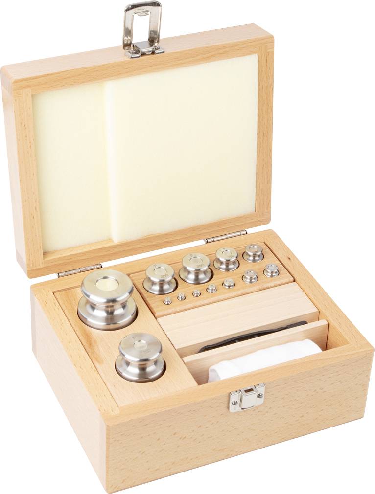 Holzkiste mit geöffnetem Deckel enthält ein Set von Gewichten verschiedener Größen, darunter zylindrische Metallgewichte.