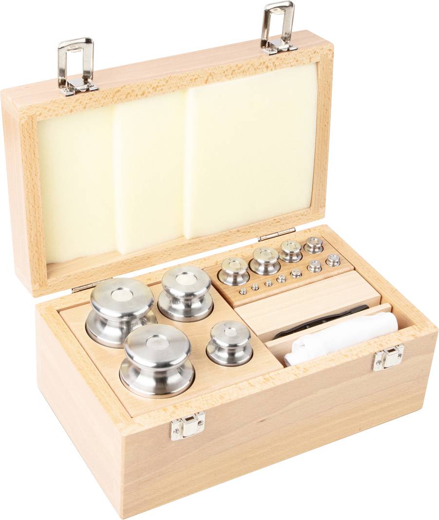 Holzkiste mit offenen Deckel zeigt ein Komplettgewichtssatz aus Metall, inklusive verschiedener Gewichte und Aufbewahrungsfächer.