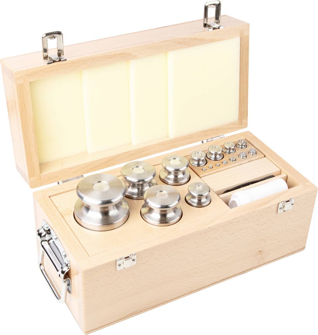Hölzerne Kiste mit verschiedenen Gewichtstücken aus Metall. Ideal für Präzisionsmessungen und Kalibrierung in Laboren.