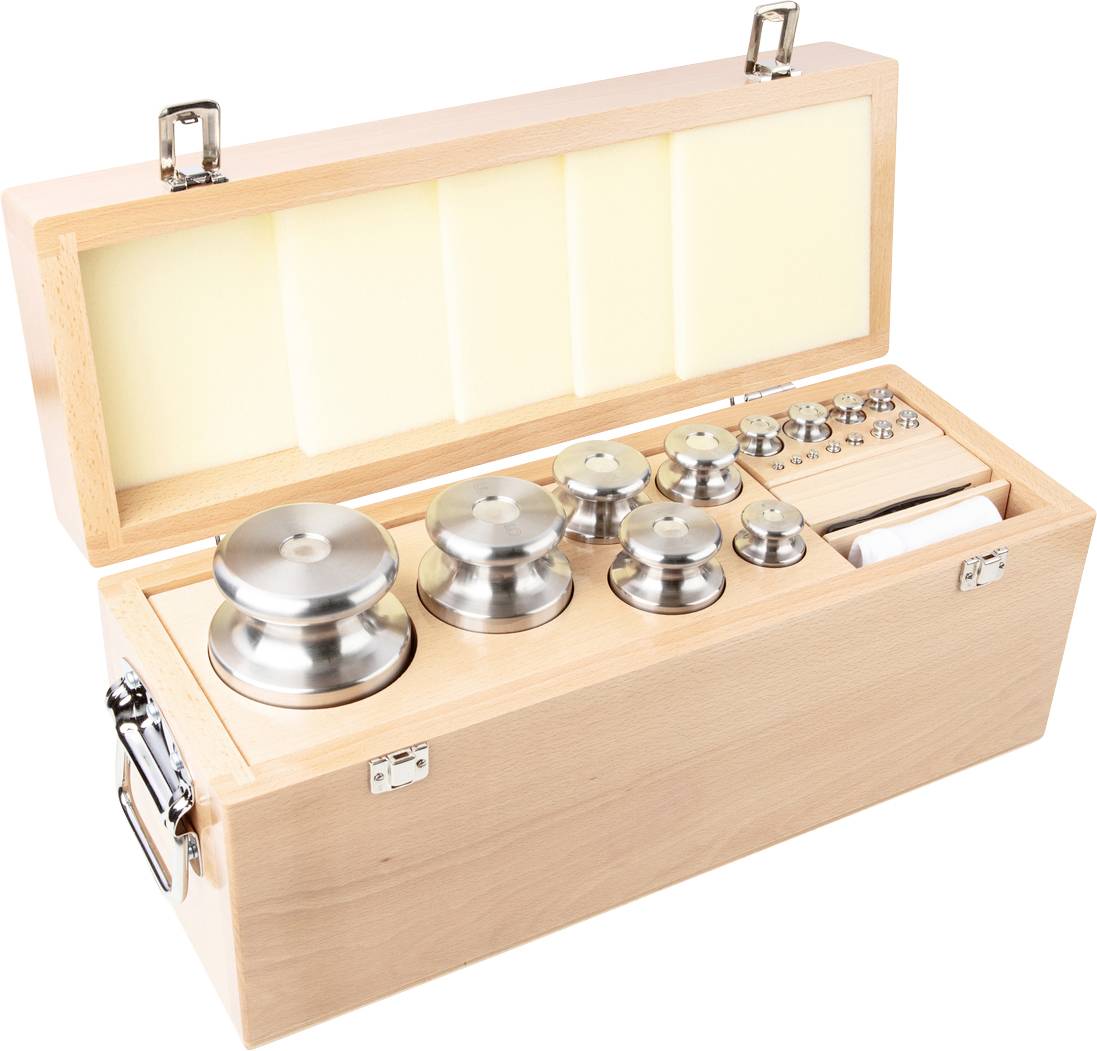 Eine Holzbox mit geöffnetem Deckel zeigt ein abgestuftes Set von metallischen Gewichtsstücken in verschiedenen Größen.