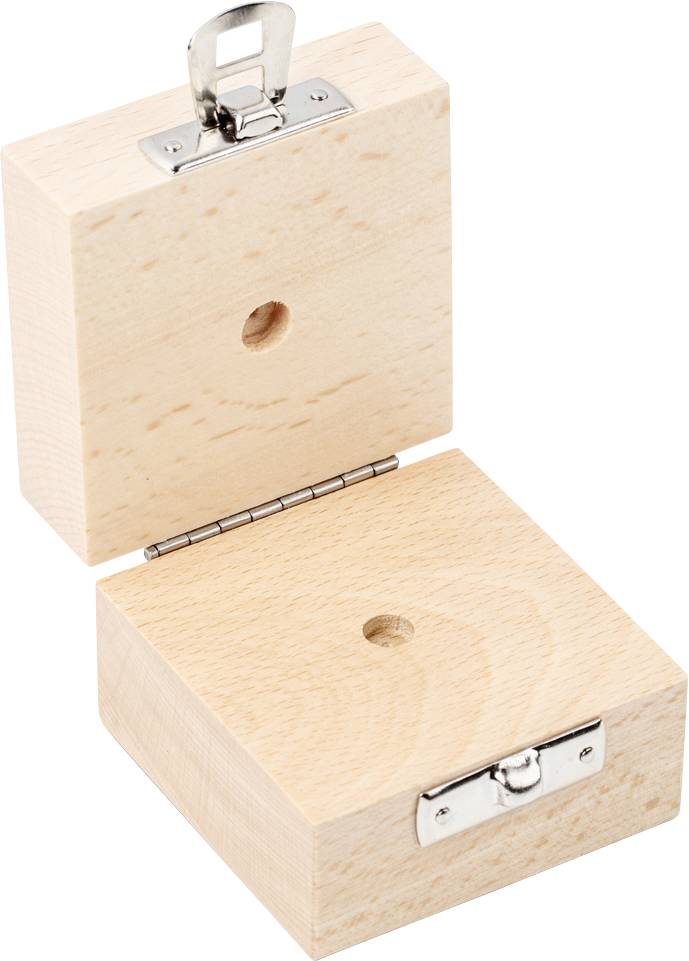 Eine geöffnete, quadratische Holzkiste mit Metallverschluss und Scharnier, zeigt ein schlichtes Design mit einer kleinen, mittigen Öffnung.