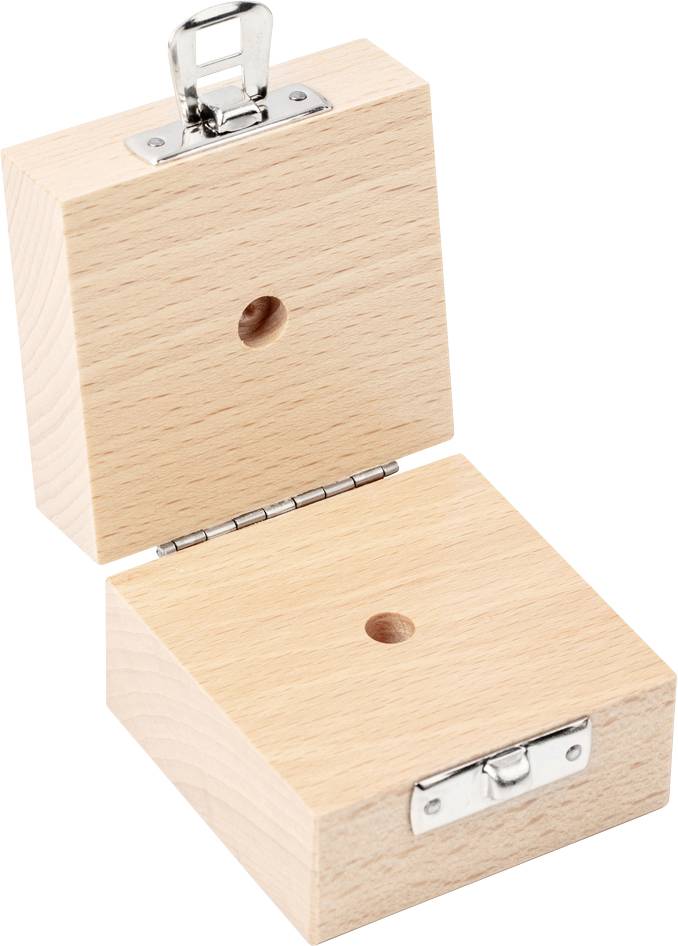 Hölzerne Schachtel mit Scharnier und Metallverschluss, geöffnet. Rechteckige Form aus hellem Holz mit je einem Loch in Ober- und Unterseite.