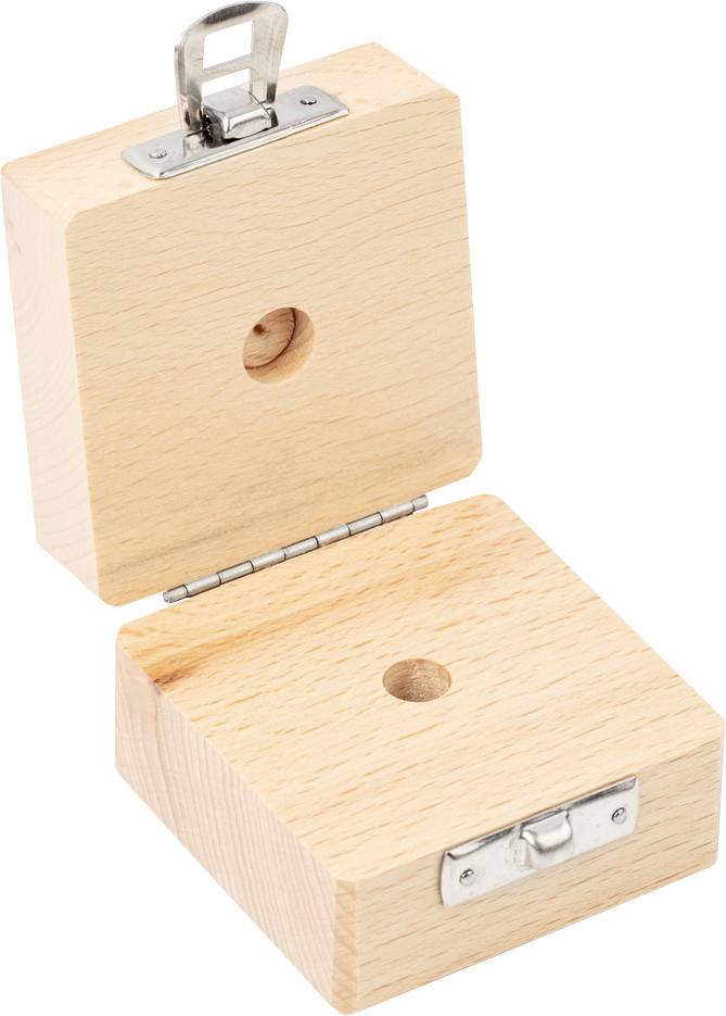 Ein Holzklotz mit Scharnier ist geöffnet. Beide Hälften haben ein Loch in der Mitte und Metallverschlüsse an den Kanten.