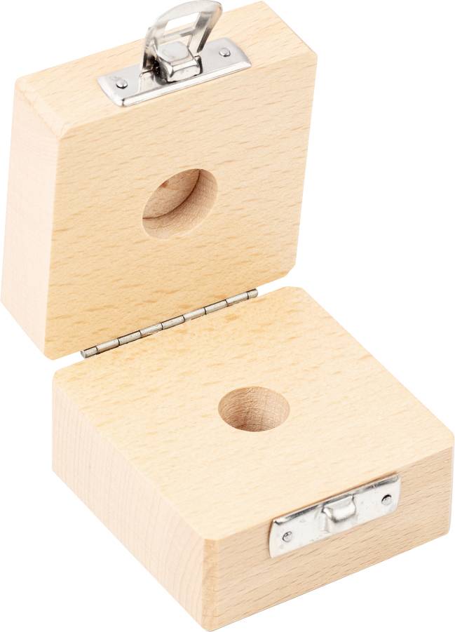 Holzkästchen aus hellem Holz, geöffnet mit zwei Löchern auf Ober- und Unterseite, Metallverschluss und Scharnieren.