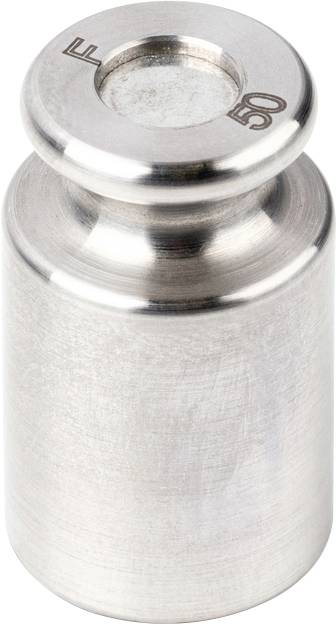 Ein silbernes Gewicht mit der Gravur '50 g' oben. Es ist aus Metall und glänzt leicht.