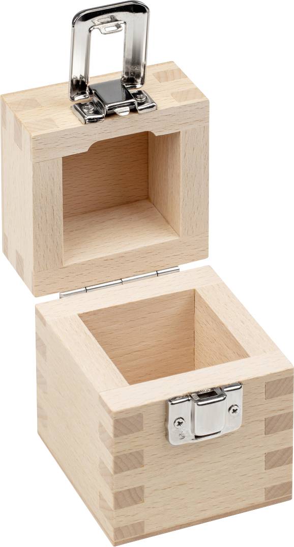 Eine offene, kleine Holzkiste mit Metallscharnieren und einem Verschlussmechanismus oben. Sie zeigt zahnartige Holzverbindungen.