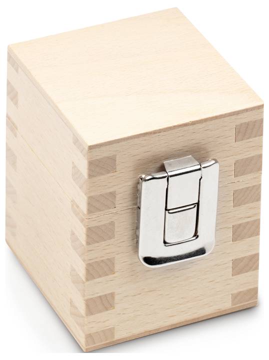 Holzbox mit Metallverschluss, zeigt detaillierte Holzverzahnungen an den Ecken.