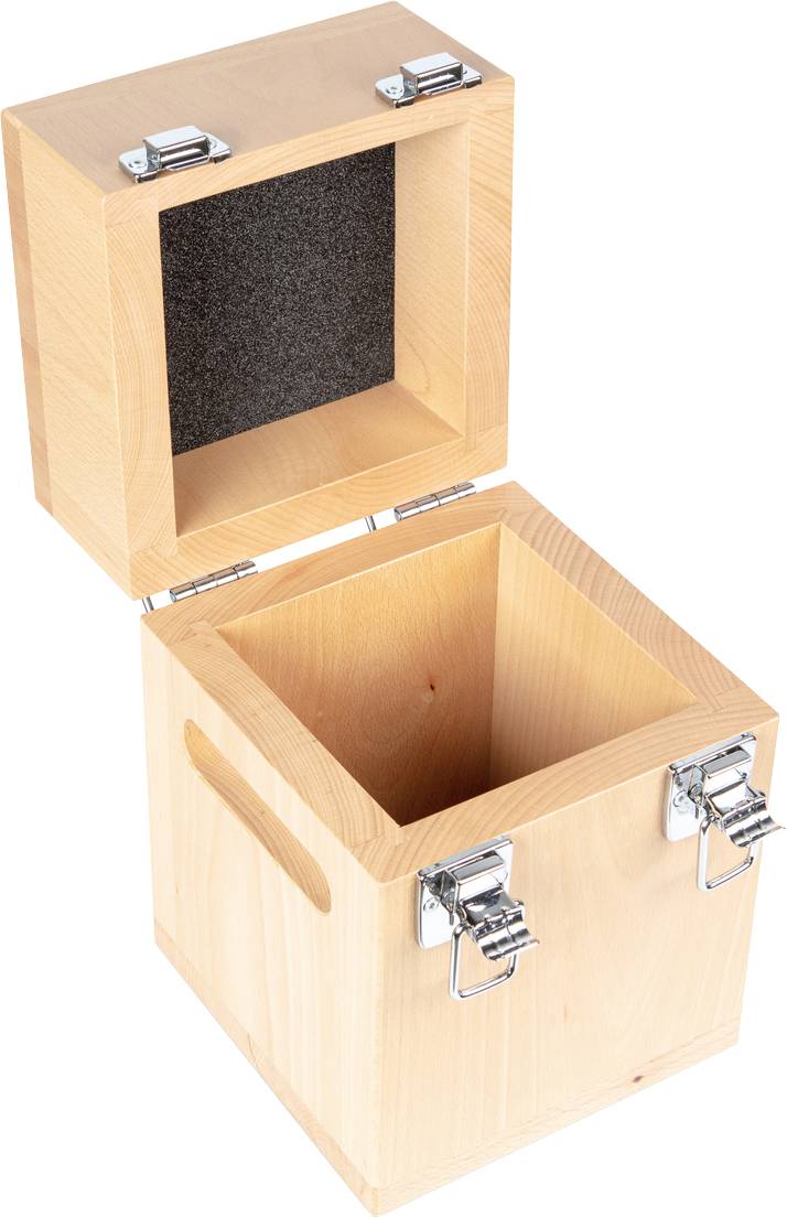Holzkasten mit einer Klappe, die leicht geöffnet ist, und zwei Metallverschlüssen. Der Kasten hat einen Griff an der Seite.