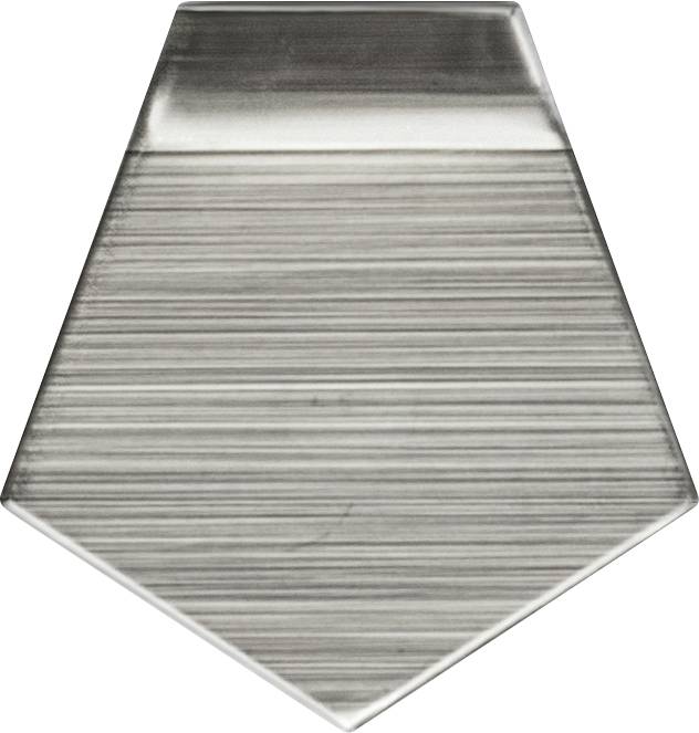 Metallelement mit sechseckiger Form und horizontal verlaufenden Rillen. Oberer Bereich glatt, silbrig glänzend.