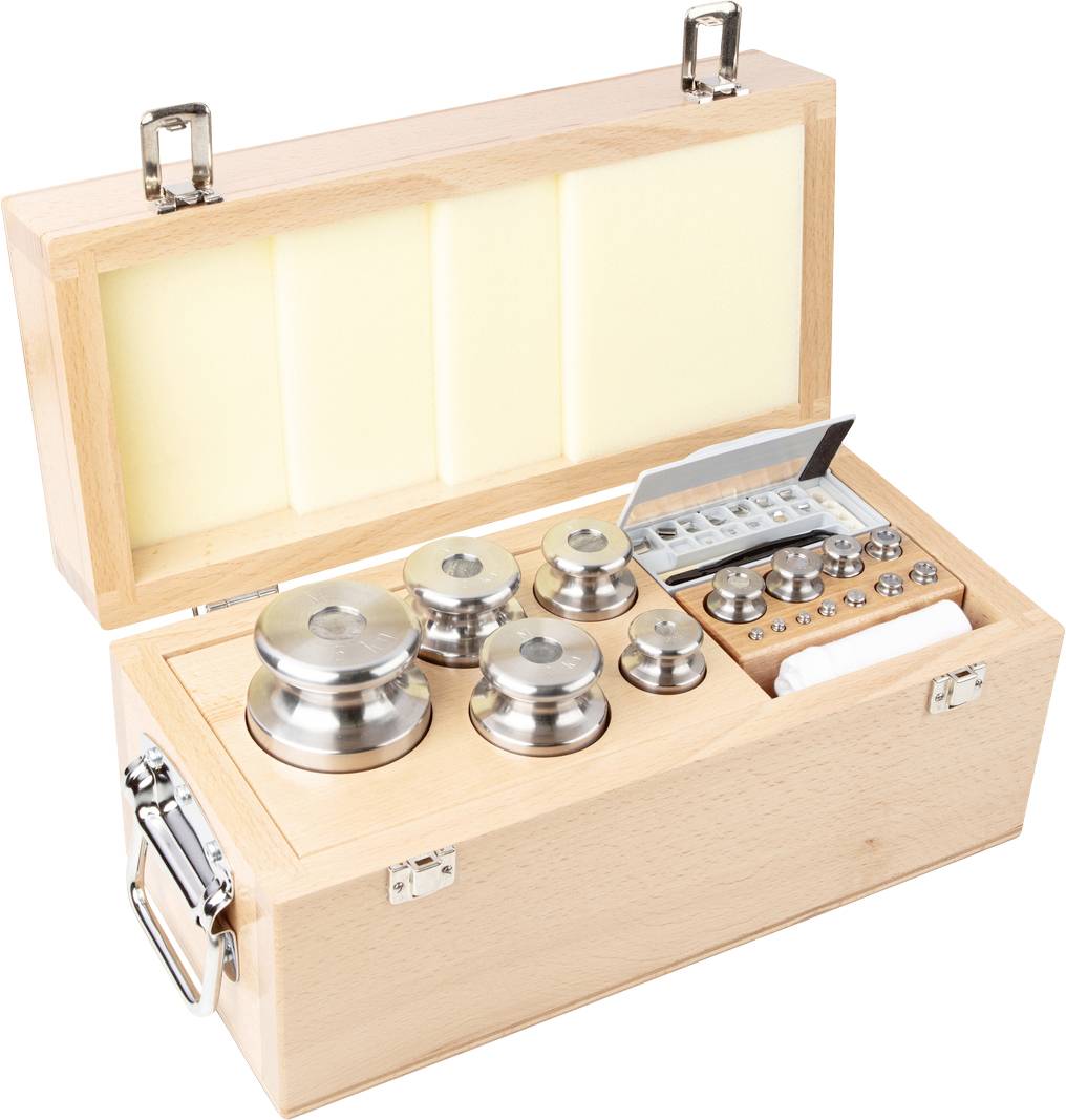 Holzkiste mit geöffnetem Deckel, die mehrere präzise Gewichtsstücke aus Metall zeigt, die für Waagenkalibrierung verwendet werden.