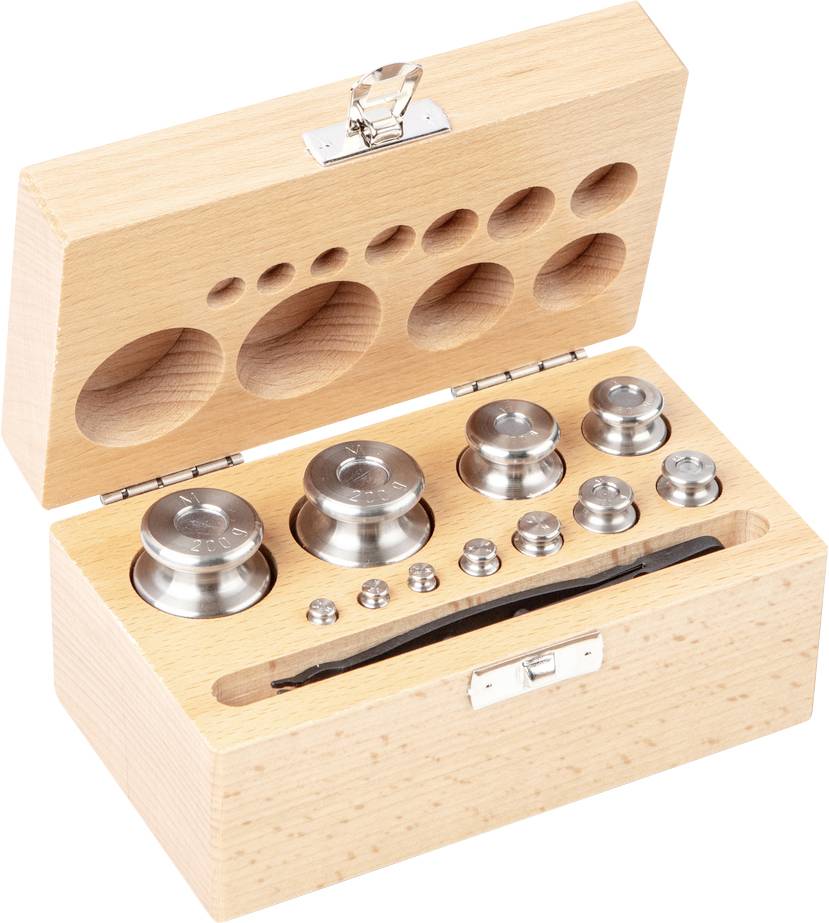Holzkiste mit Öffnung enthält ein Set aus Metallgewichten und Pinzette. Verschiedene Gewichtsklassen für präzises Messen.