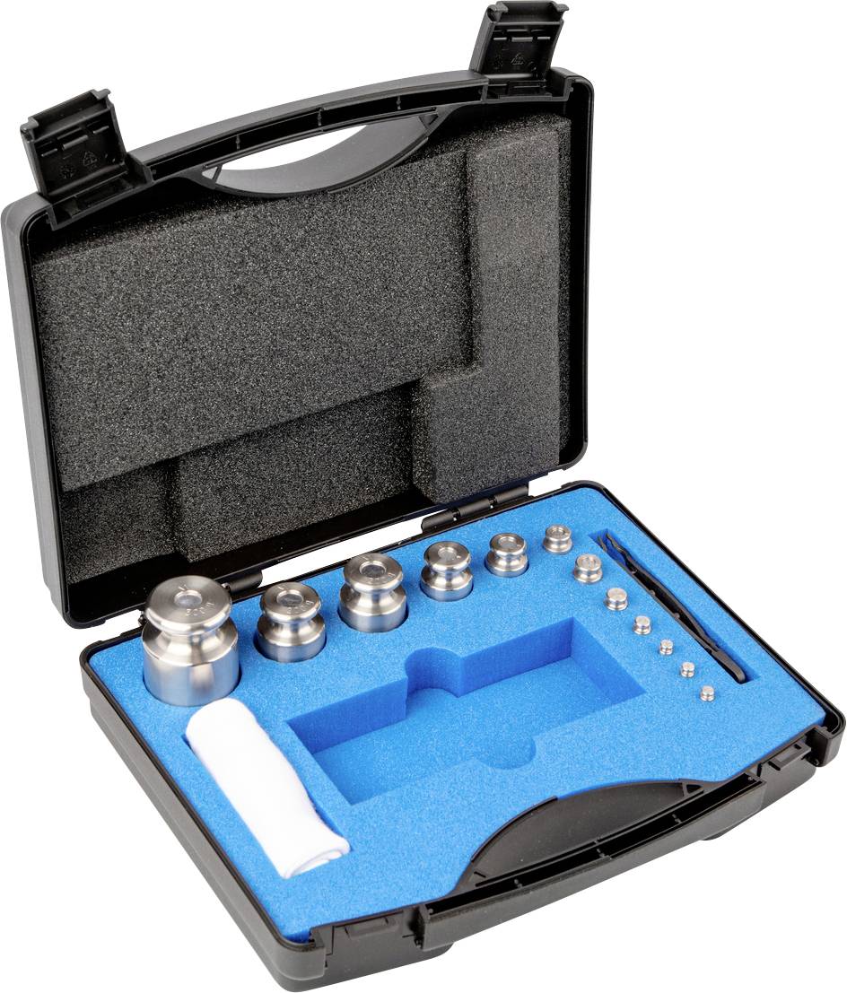 Offener schwarzer Koffer mit blauer Schaumstoffeinlage, verschiedene Metallgewichte und ein weißes Tuch darin.