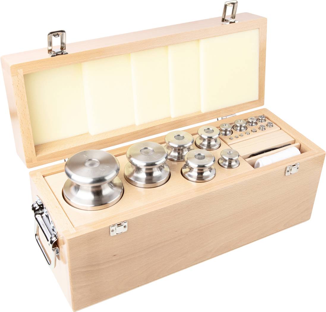 Holzkiste mit offenem Deckel, gefüllt mit einem Satz kalibrierter Gewichte in verschiedenen Größen aus Metall, auf Schaumstoff gebettet.