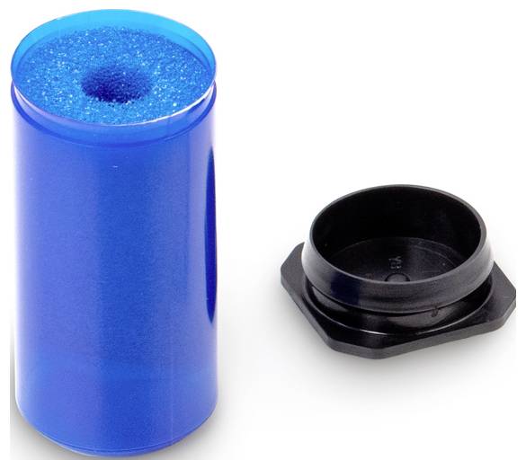 Ein blauer Zylinder mit Schwamm im Inneren und schwarzem Deckel daneben, möglicherweise ein Behälter oder Filter.