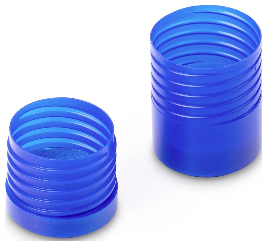 Zwei blaue Plastikschraubverschlüsse, einer stehend und einer liegend auf einer weißen Oberfläche.