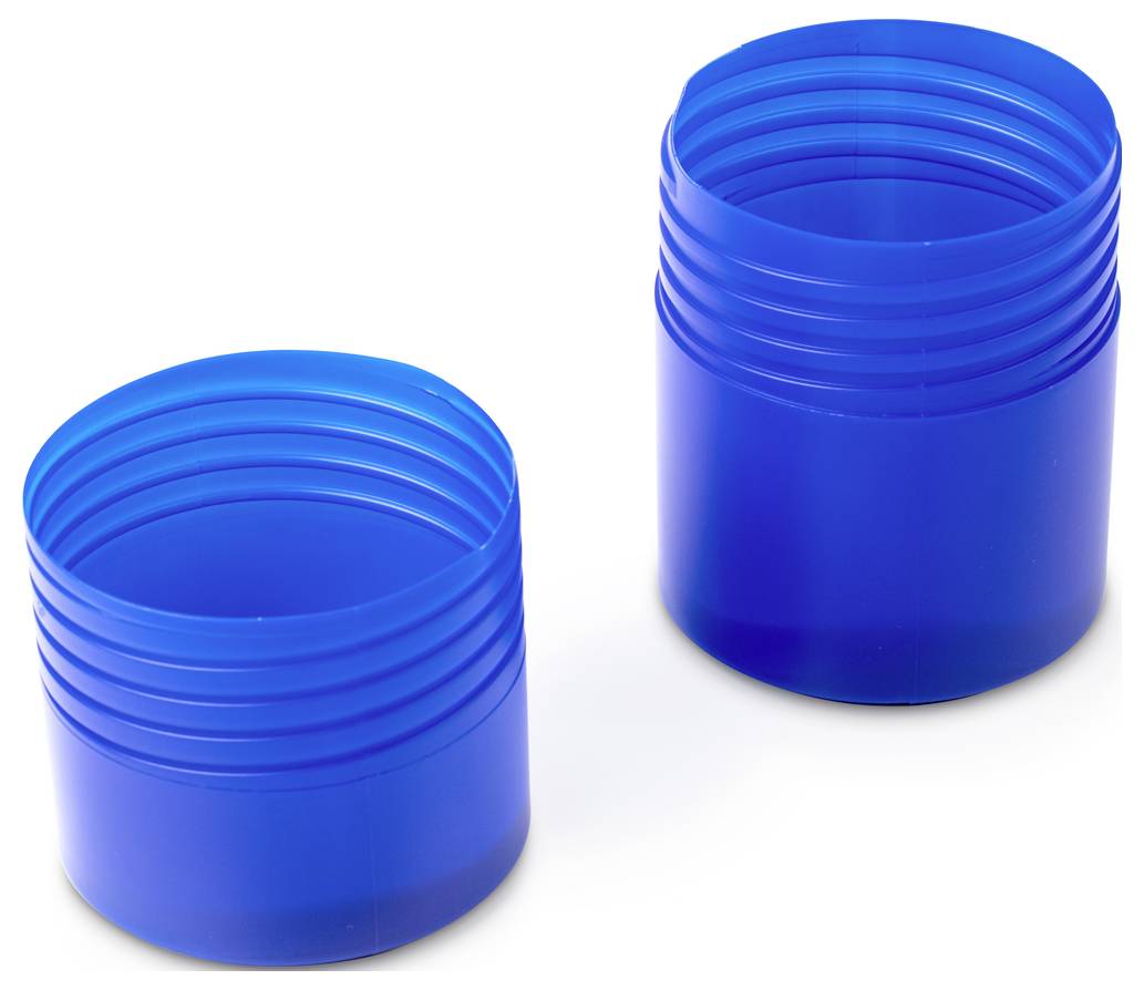 Zwei blaue Plastikschraubverschlusskappen auf weißem Hintergrund. Eine Kappe steht aufrecht, die andere liegt zur Seite geneigt.
