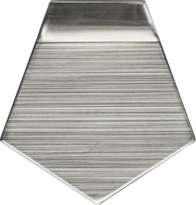 Ein silberner, metallischer Pentagon, dessen Oberfläche mit horizontalen Linien strukturiert ist.