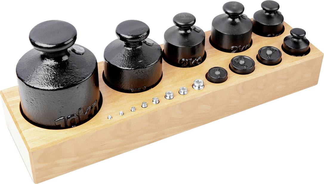 Eine Reihe von Gewichtsstücken unterschiedlichen Gewichts auf einem Holzsockel, die zur Kalibrierung verwendet werden.