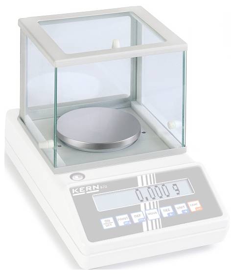 Laborwaage mit Glasgehäuse und digitalem Display, das '0,0009 g' anzeigt. Geeignet für präzise Messungen in Laborumgebungen.