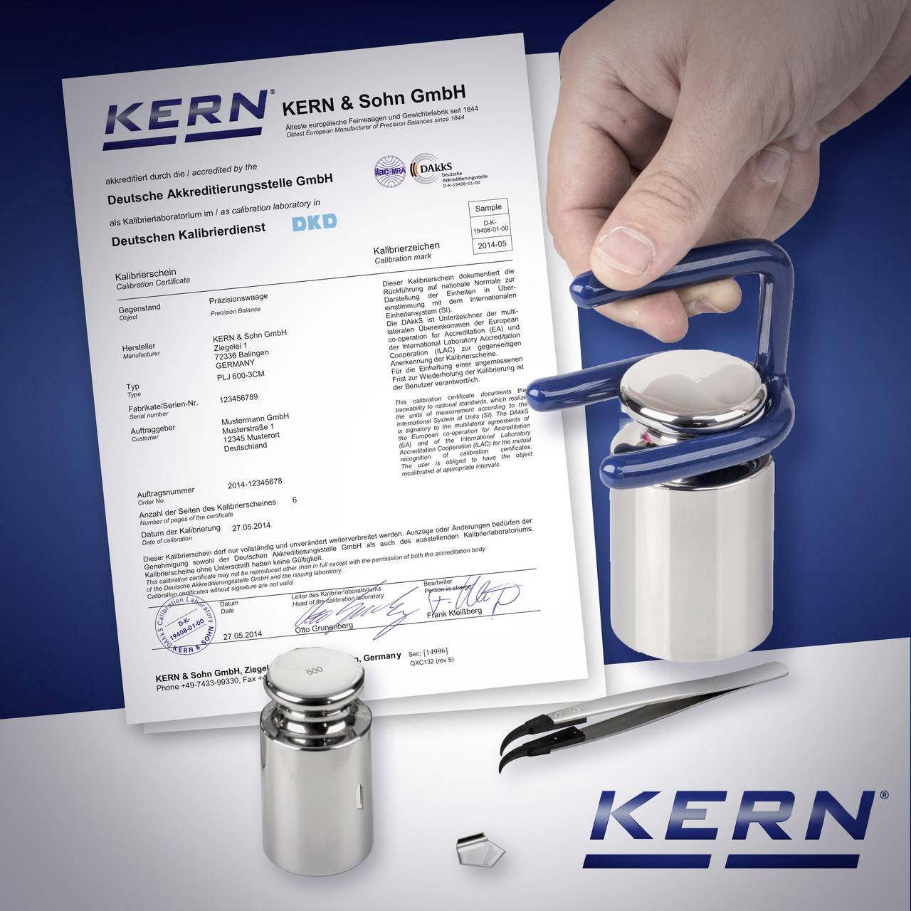 Ein Kalibrierzertifikat mit dem Logo 'KERN & Sohn GmbH', ein Gewicht, eine Pinzette und eine Hand, die ein Prüfgewicht hält.