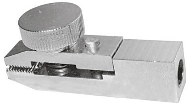 Ein verstellbares silbernes Metallwerkzeug mit einem gerändelten Drehknopf und Klemmvorrichtung.