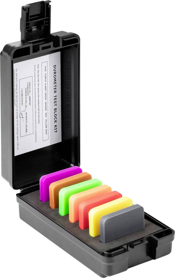 Eine schwarze Box mit sechs verschiedenfarbigen Testblöcken in einem Schaumstoffeinsatz. Auf dem Deckel ein Papier mit Anweisungen.