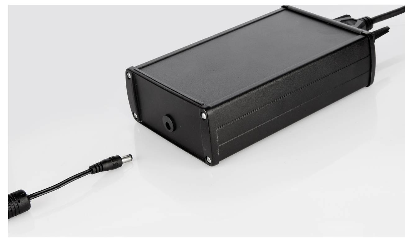 Schwarzes Ladegerät mit Netzkabel und Stecker, auf weißem Hintergrund.