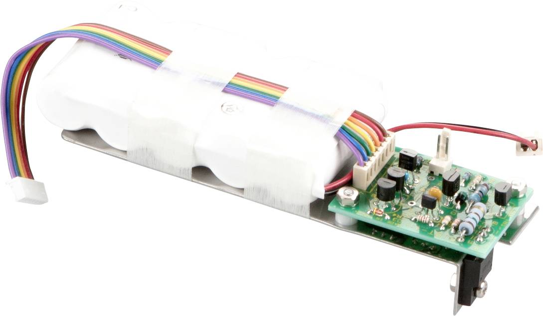 Elektronischer Bauteilblock mit Leiterplatte, darauf mehrere Kondensatoren und Bauteile; bunte Kabel verbunden.
