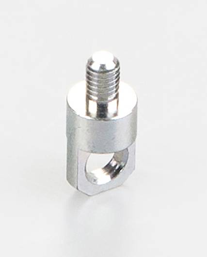 Eine silberne Metallverbinder-Schraube mit Gewinde und einem seitlichen Loch zur Befestigung. Sie steht aufrecht auf einer glatten Oberfläche.