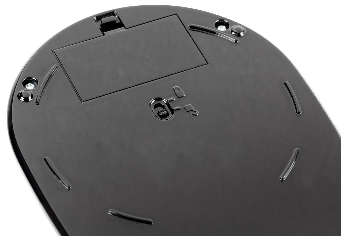 Rückseite einer schwarzen Computermaus mit Batteriefach, Schraubenlöchern und Gleitflächen.