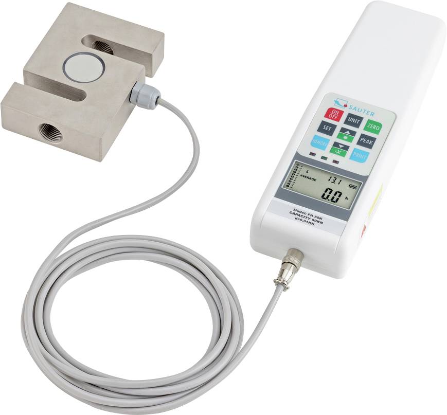 Digitale Kraftmessgerät mit Anzeige, verbunden mit einer S-förmigen Messzelle durch ein Kabel, zeigt aktuell 137 auf dem Display.