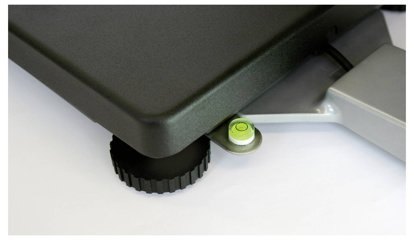 Eine Waage mit einer Libelle zur genauen Nivellierung. Die grüne Libelle zeigt an, ob die Waage waagerecht steht.