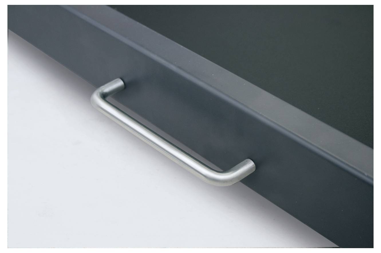 Ein grauer Schubladengriff aus Metall an einer dunklen Oberfläche, schlichtes Design.