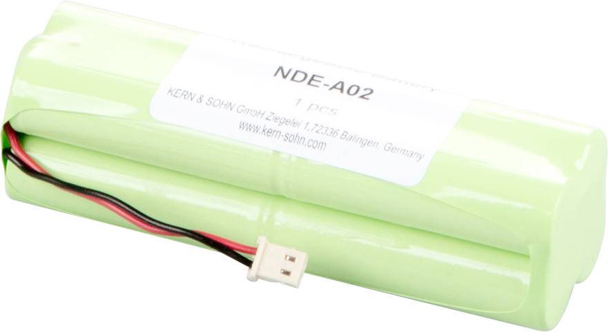 Grüner Akku mit Kabel und Stecker, beschriftet mit 'NDE-A02', hergestellt von Kern & Sohn GmbH, Balingen, Deutschland.