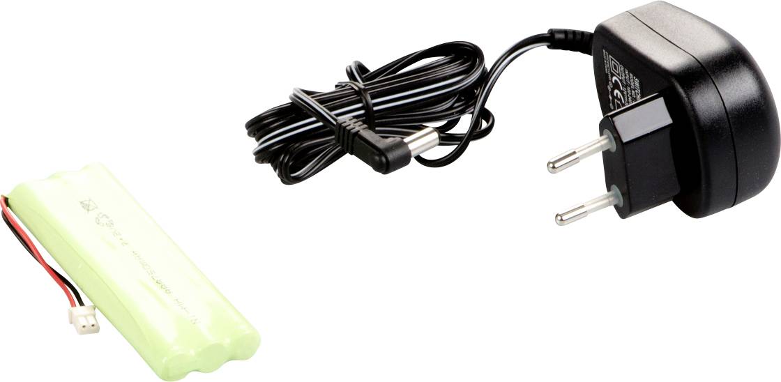 Ein grüner Akku mit Kabel und ein schwarzes Netzteil mit EU-Stecker liegen nebeneinander.