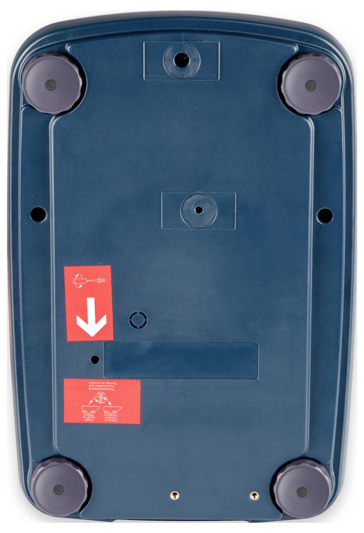 Unterseite eines blauen Geräts mit vier runden, schwarzen Füßen an den Ecken. Zwei rote Aufkleber zeigen einen weißen Pfeil und Symbol an.