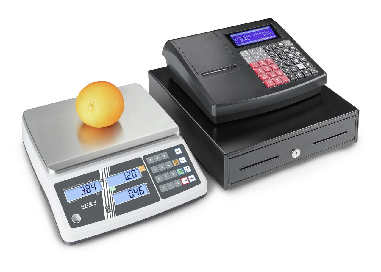 Elektronische Waage mit einer Orange links und eine Registrierkasse rechts. Die Waage zeigt Gewicht: '120g' und Preis: '0,46EUR'.