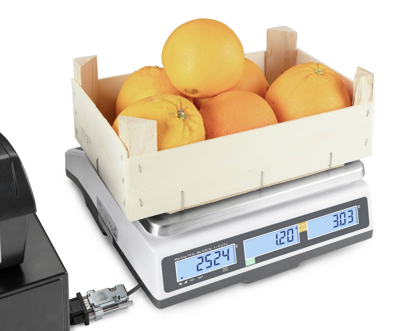 Eine Holzkiste mit Orangen auf einer digitalen Waage zeigt 2,524 kg. Die rechte Anzeige zeigt den Preis von 3,03 Euro bei 1,20 Euro pro kg.