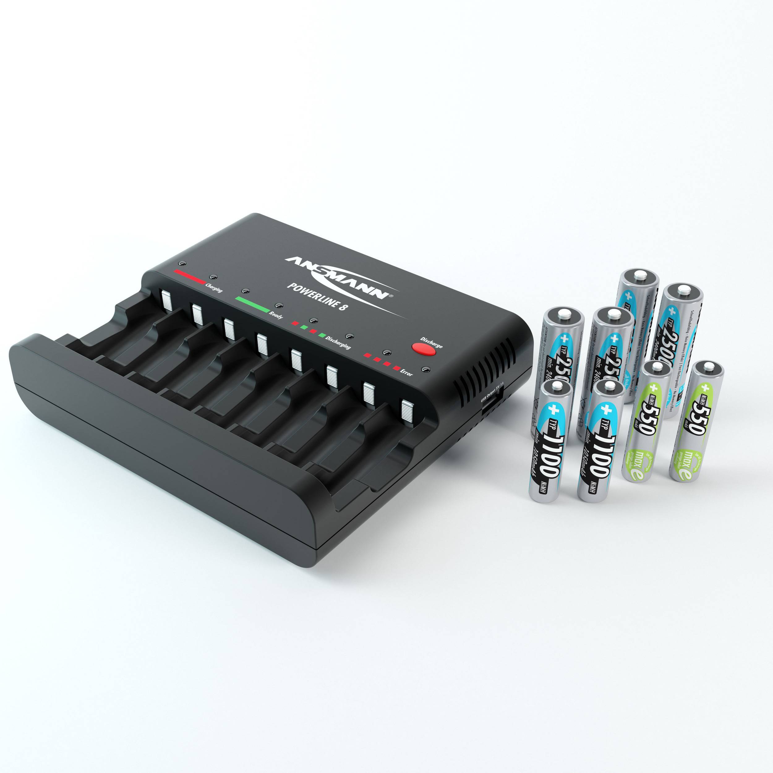 Ein Batterieladegerät neben aufgeladenen und leeren AA- und AAA-Batterien.