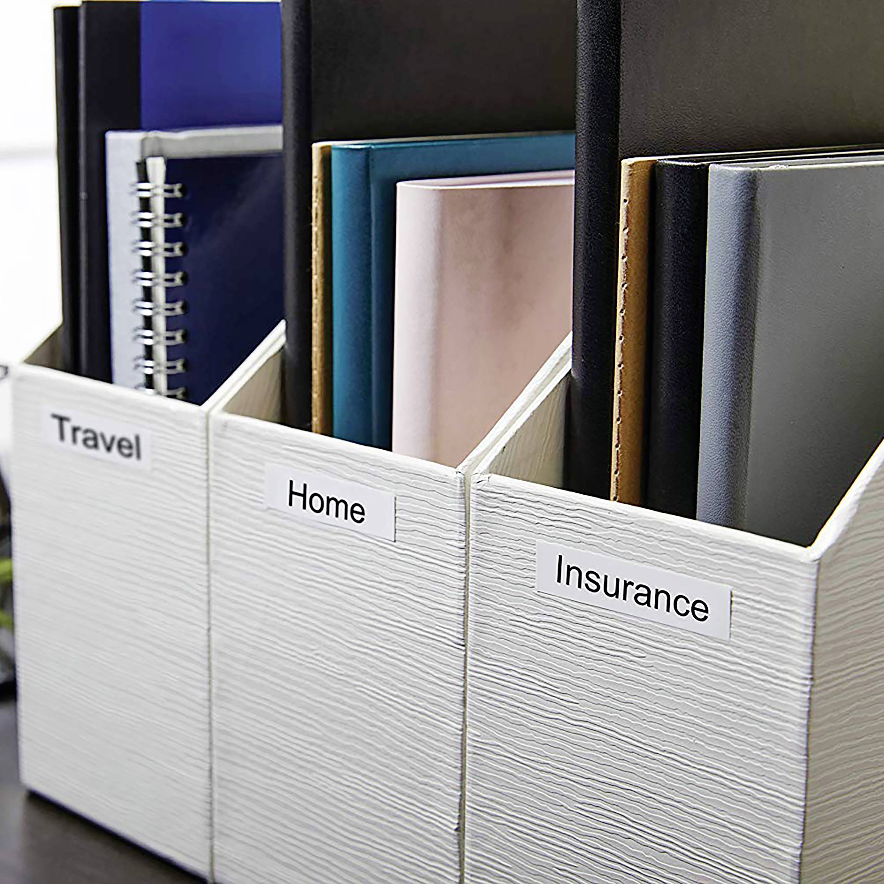 Drei Aktenordner mit den Beschriftungen 'Travel', 'Home' und 'Insurance' auf einem Tisch, jeweils mit Dokumenten gefüllt.